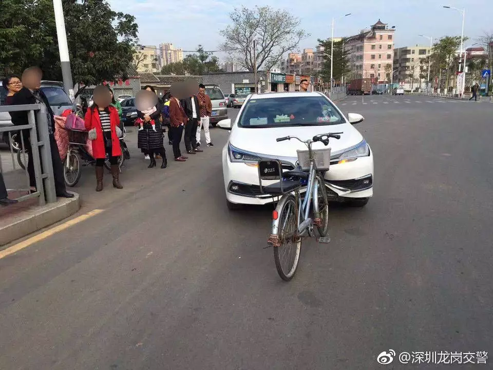 网友炸锅!自行车撞扁轿车被疯狂转发 交警:略尴尬