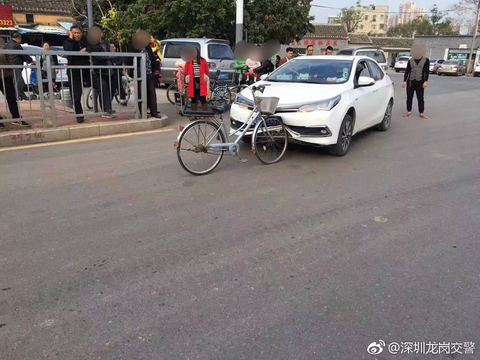 网友炸锅!自行车撞扁轿车被疯狂转发 交警:略尴尬