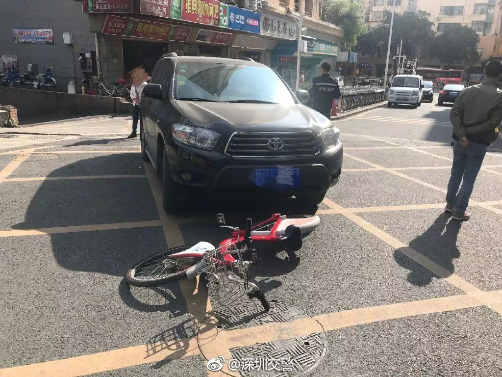 网友炸锅!自行车撞扁轿车被疯狂转发 交警:略尴尬