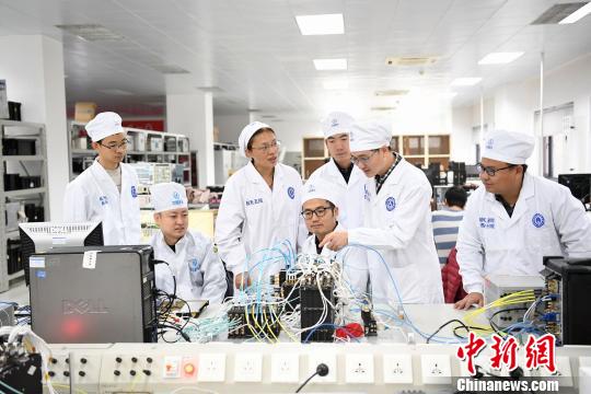 西安分院嫦娥四号探测器的研制人员正在讨论问题。　苏宏伟 摄