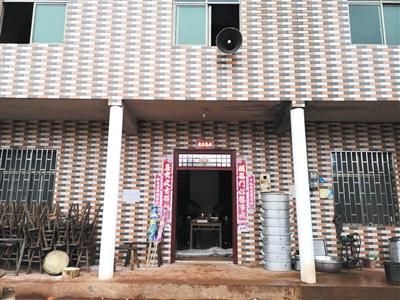 1月2日，罗毅父母的寿棺停在家中的堂屋里。