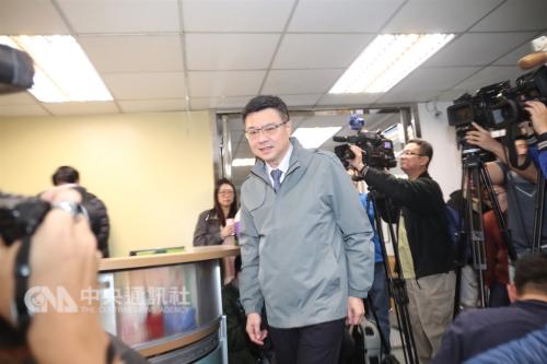 民进党第16届党主席补选6日投票，晚间结果出炉，由前“行政院秘书长”卓荣泰(前)胜出。( 图片来源：“中央社”记者 吴家升摄 )