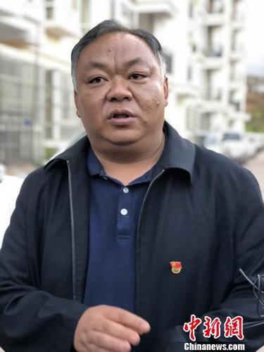 图为被称为“80后”白发干部的李忠凯。　缪超 摄