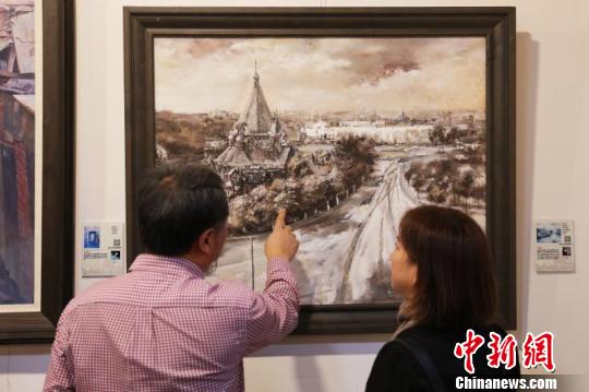 此次展览为公益性活动，吸引了大批民众参观。　吕品 摄
