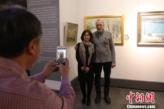 此次中俄艺术家携手举办油画作品展更具特殊意义。　吕品 摄