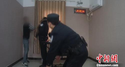 图为，男子张某跳起来攻击民警 周磊 摄