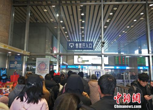 资料图：火车站拥挤的售票厅入口。姚露 摄