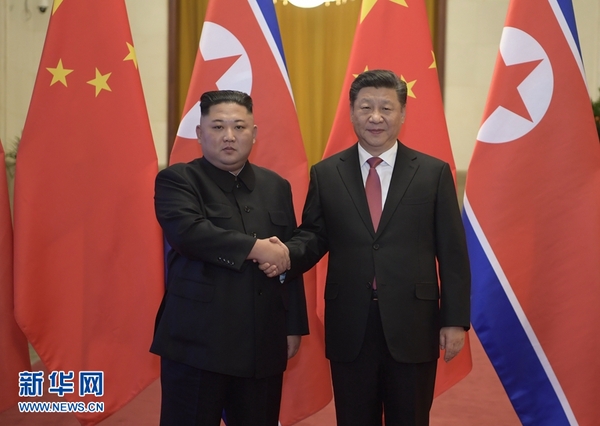 1月8日，中共中央总书记、国家主席习近平同当日抵京的朝鲜劳动党委员长、国务委员会委员长金正恩举行会谈。会谈前，习近平在人民大会堂北大厅为金正恩举行欢迎仪式。