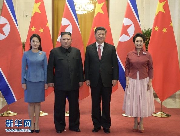 1月8日，中共中央总书记、国家主席习近平同当日抵京的朝鲜劳动党委员长、国务委员会委员长金正恩举行会谈。会谈前，习近平在人民大会堂北大厅为金正恩举行欢迎仪式。这是习近平和夫人彭丽媛同金正恩和夫人李雪主合影。