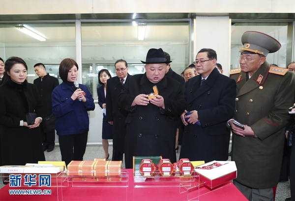 1月8日，中共中央总书记、国家主席习近平同当日抵京的朝鲜劳动党委员长、国务委员会委员长金正恩举行会谈。这是1月9日，金正恩参观北京同仁堂股份有限公司同仁堂制药厂亦庄分厂，实地考察有关传统工艺及现代化中药加工生产线。