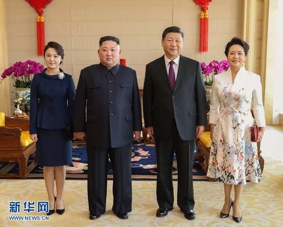 1月8日，中共中央总书记、国家主席习近平同当日抵京的朝鲜劳动党委员长、国务委员会委员长金正恩举行会谈。1月9日，习近平在北京饭店会见金正恩。这是习近平和夫人彭丽媛同金正恩和夫人李雪主合影。