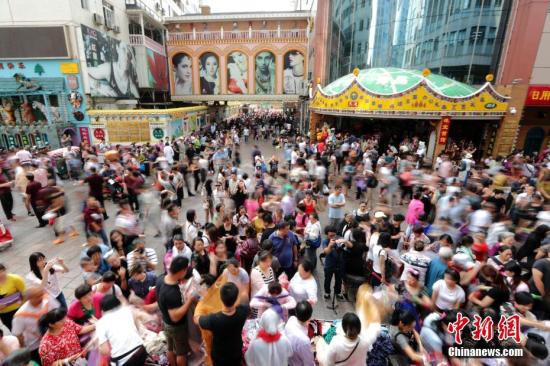 9月15日，商户聚集在北京天意商城门口甩卖商品，吸引大批顾客抢购。天意商城是北京规模最大的小商品批发兼零售市场，为疏解北京非首都功能，天意商城将于9月16日关门停业。<a target='_blank' href='http://www.chinanews.com/'>中新社</a>记者 盛佳鹏 摄