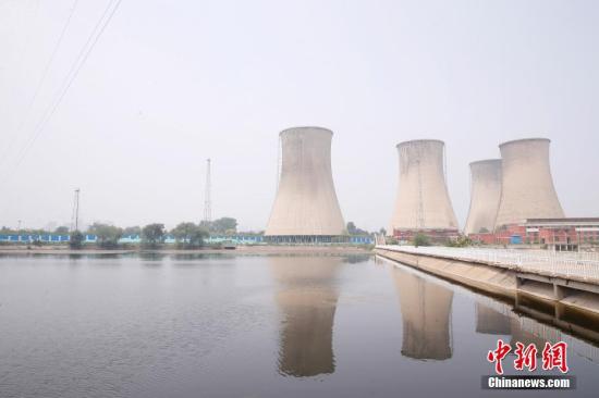 6月12日，2022年冬奥会进入“北京周期”后，各项筹备工作正在有条不紊推进，记者探访三大场馆建设进展，进一步了解可持续办奥的理念。作为今年平昌冬奥会新增的正式比赛项目，单板大跳台滑雪也将出现在2022年北京冬奥会上。按照规划，位于首钢园区内的滑雪大跳台建成后将成为世界首例永久保留和使用的单板大跳台场地。冬奥会后，该场地可承办国内外大跳台项目体育比赛，成为专业运动员和运动队训练场地、青少年后备人才选拔基地、赛事管理人员训练基地等，并作为向民众开放的冬奥会标志性景观旅游景点和休闲健身活动场所。图为滑雪大跳台规划区域。 <a target='_blank' href='http://www.chinanews.com/'>中新社</a>记者 韩海丹 摄
