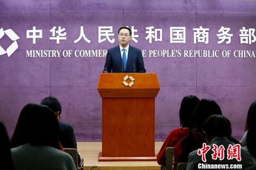 12月6日，中国商务部举行例行新闻发布会。商务部新闻发言人高峰在发布会上表示，明年中国外贸发展仍具备有力支撑，高质量发展步伐将继续加快。<a target='_blank' href='http://www.chinanews.com/'>中新社</a>记者 李慧思 摄