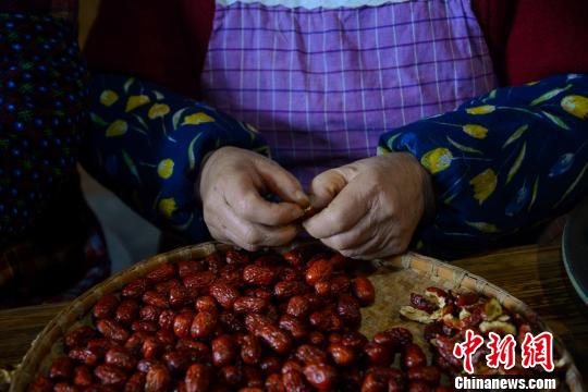 腊八粥中加入红枣，营养丰富寓意吉祥。　方华彬 摄