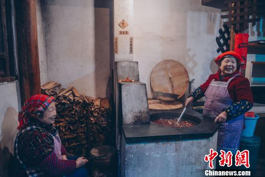 烹制腊八粥，腊八粥先敬奉祖先，然后送给左邻右舍，寓意邻里和睦。　方华彬 摄
