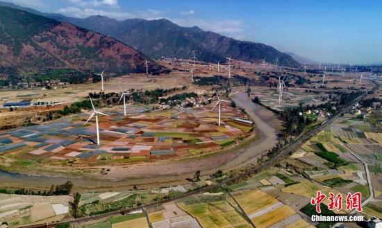4月8日，四川德昌县安宁河峡谷200余座风电，与成昆铁路、京昆高速公路、田园和大山相融，成为一道靓丽的风景。凉山州阳光充足、风能等资源丰富，被列为中国南方地区国家级风电基地，列入规划的风电场有121个，已建成32座风电场总装机173.85万千瓦，建成光电60万千瓦，清洁能源的发展带动了当地高新技术产业和民众脱贫增收。刘忠俊 摄