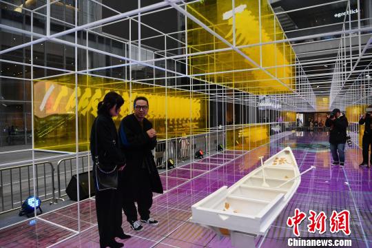 与此同时，成都国际金融中心还新创作了一座时光走廊艺术装置，吸引市民。　张浪 摄