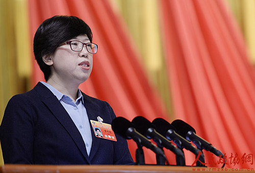 12北京市政协委员董明慧发言。