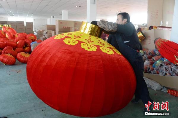 安徽合肥赶制灯笼迎春节