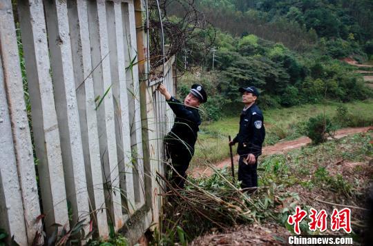 广西沿海高铁线上的守隧人与大山为伴守护铁路安全