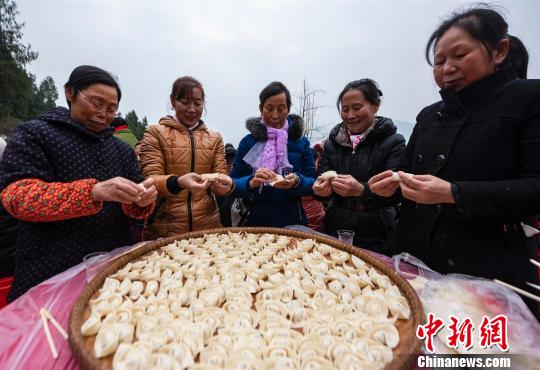 湖北秭归迎新年饺子宴情暖“三留守”人员