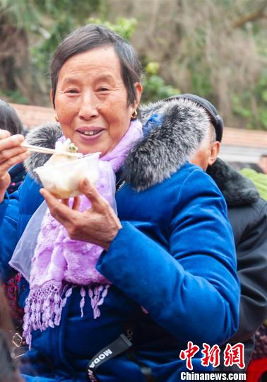 农民品尝美味饺子　郑家裕　摄