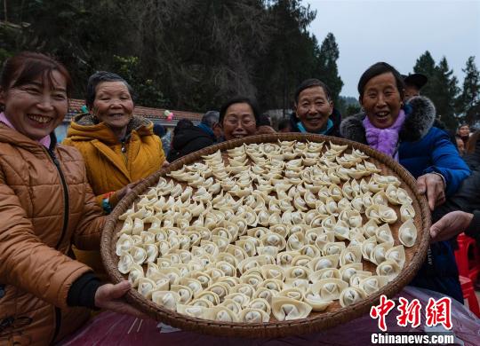 农民展示刚包好的饺子　郑家裕　摄