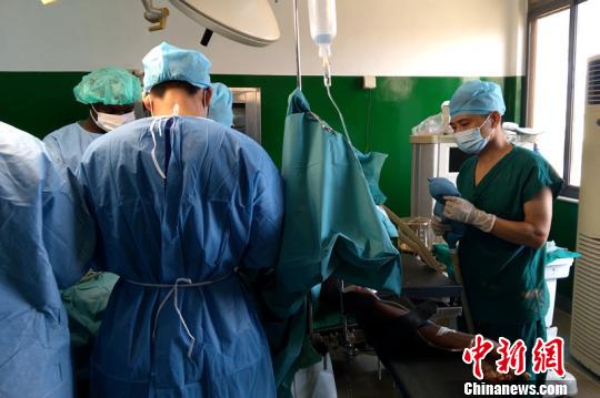 汪辉德为当地手术病人进行麻醉。　钟欣 摄