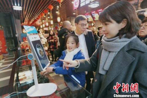 图为消费者在体验刷脸支付。