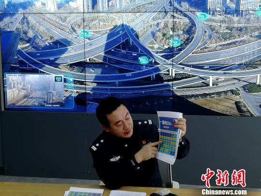 图为济南市交警支队智慧办副主任潘旭光介绍《酒驾整治日历》。　郝学娟 摄