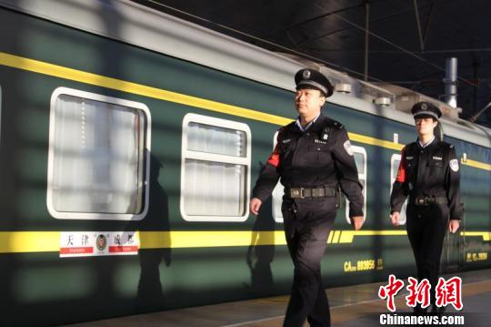 春运路上：乘警的样子