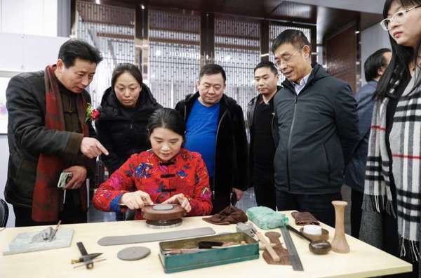 观众了解宜兴紫砂壶制作工艺