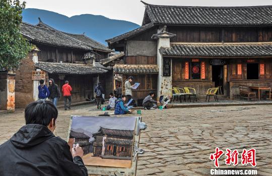 图为在沙溪古镇里写生的人。　苏金泉 摄