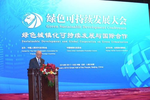 法比尤斯在开幕式上讲话