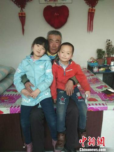 图为李玉宝大爷和孙子孙女合影。　受访者供图 摄