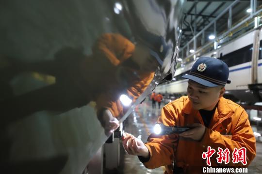 动车机械师正在检修动车组走行部组件。　肖尧 摄