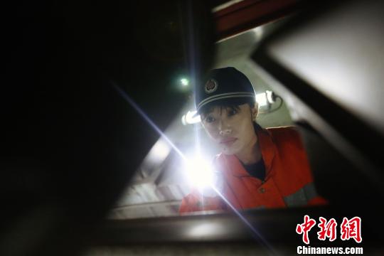 车载信号工正在检查动车组车底天线。　丁波 摄