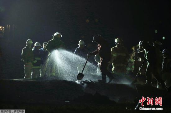 资料图：墨西哥中部伊达尔戈州一段被非法凿开的输油管当地时间1月18日突然发生爆炸，数十人死亡。
