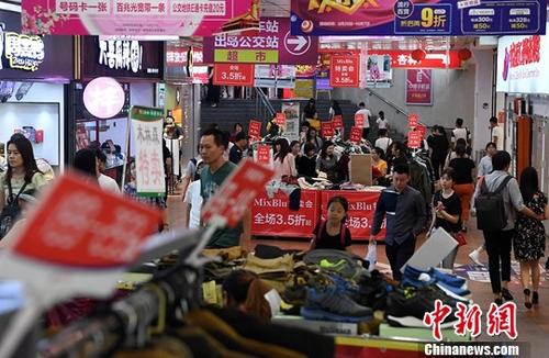 1月10日，中国国家统计局发布的数据显示，2018年12月份，全国居民消费价格指数(CPI)同比上涨1.9%，涨幅比上月回落0.3个百分点；2018年全年，全国居民消费价格指数同比上涨2.1%。图为厦门市民在一商场内选购打折商品。(资料图片)<a target='_blank' href='http://www.chinanews.com/'>中新社</a>记者 张斌 摄