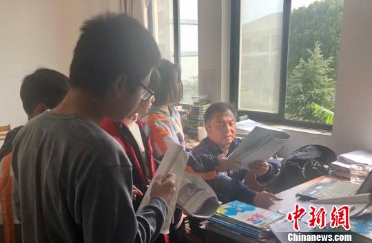 学生更爱学习了 毛慧琳 摄