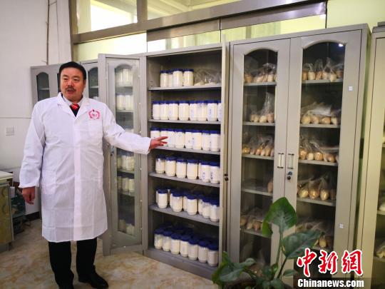 图为耿宝骏在检查产品。　李洋 摄