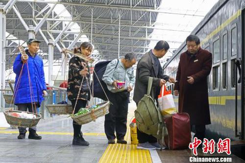 菜农们排队上车。　汪翰 摄