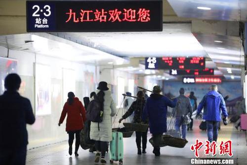 菜农们进站上车。　汪翰 摄