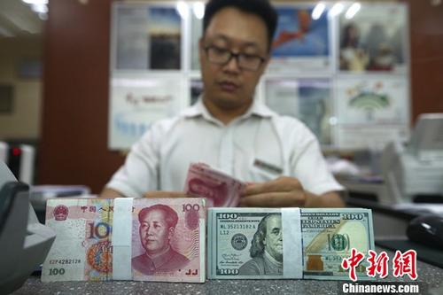 山西太原一银行工作人员清点货币。<a target='_blank' href='http://www.chinanews.com/'>中新社</a>记者 张云 摄