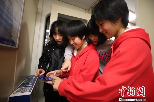 乘客体验使用列车自动售货柜。　丁波 摄