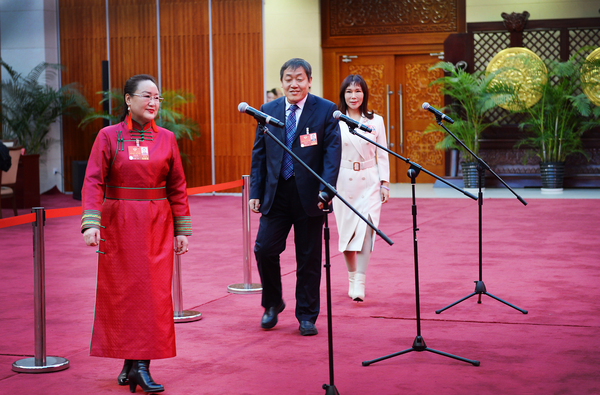 1委员通道上，3名自治区政协委员接受媒体集体采访。