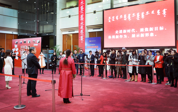 3委员通道上，3名自治区政协委员正在接受媒体集体采访。