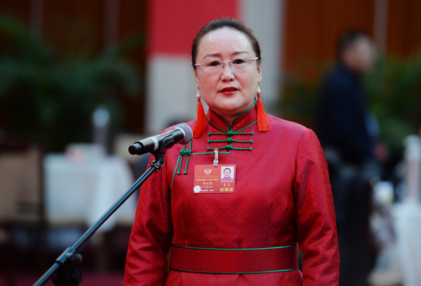 4  “委员通道”上，自治区政协常委、自治区血液中心保障科主任陶迎春接受采访