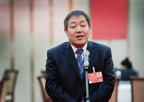 5“委员通道”上，自治区政协委员、自治区发展研究中心总经济师赵云平接受采访